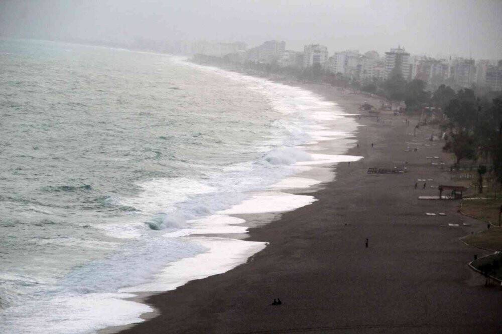 Dünyaca ünlü sahil dev dalgalara teslim oldu
