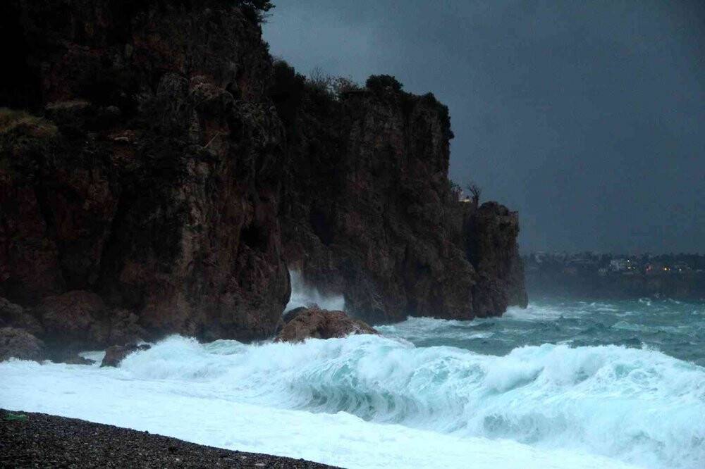 Dünyaca ünlü sahil dev dalgalara teslim oldu