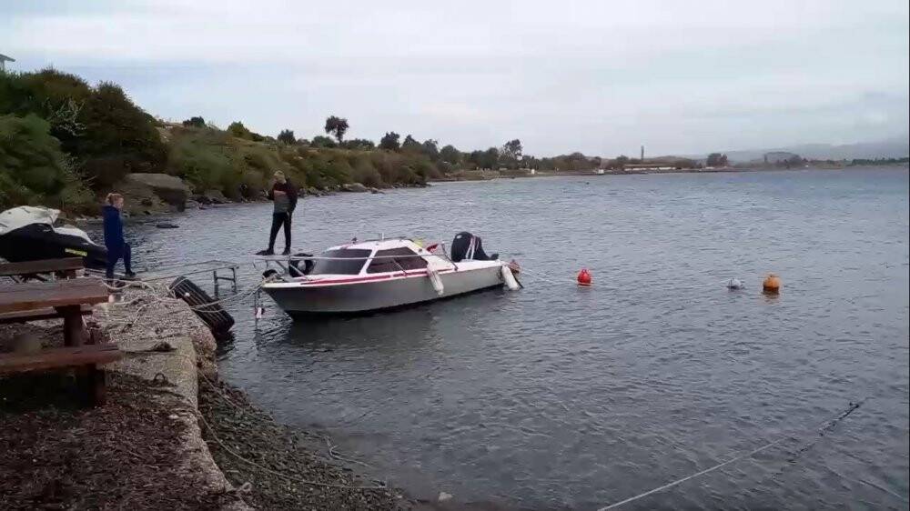 İzmir’de batan tekneler karaya çıkarıldı