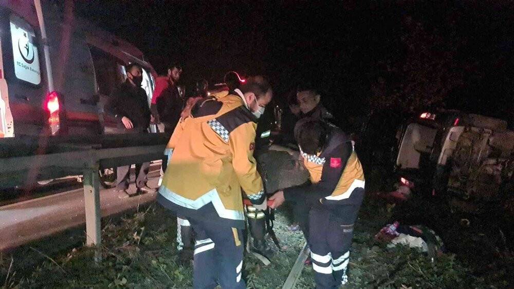 Kanala devrilen otomobilde sıkışan kadını itfaiye kurtardı