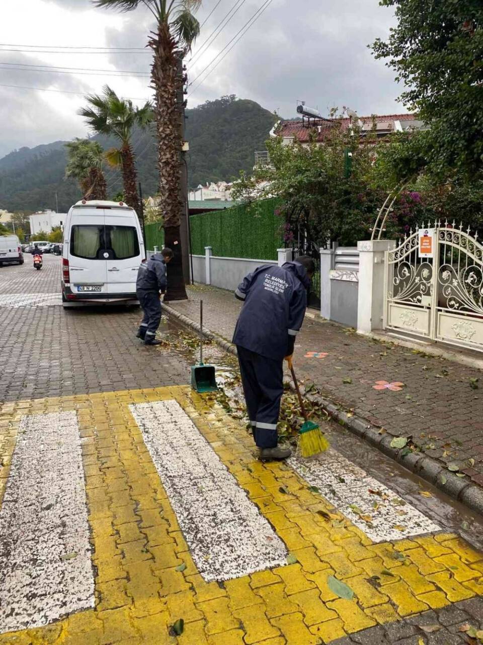 Marmaris’te etkili olan fırtına ağaçları devirdi