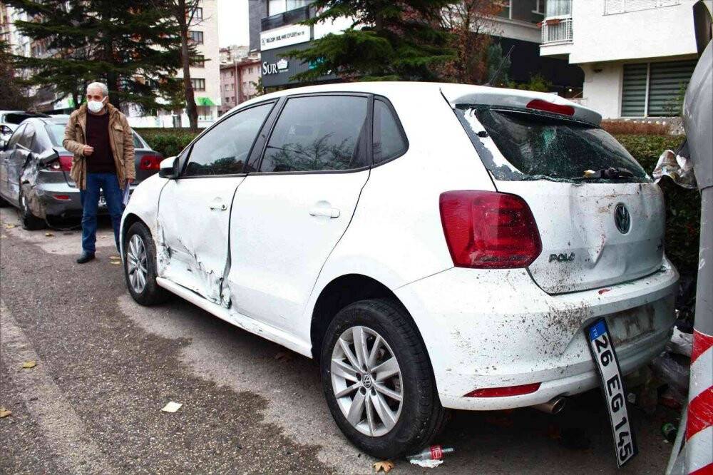 Park halindeki 7 araca çarptı