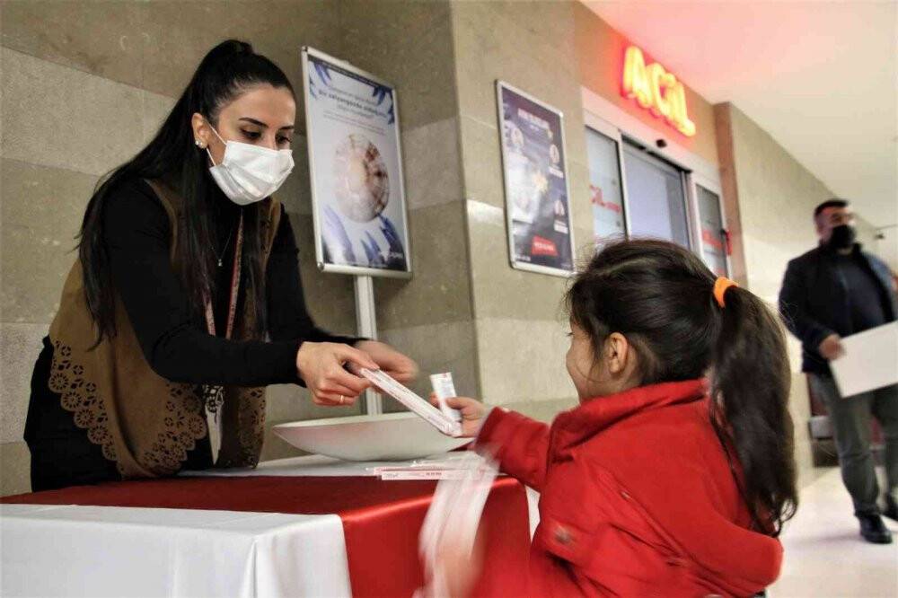 Uzmanlar ebeveynleri uyardı: ’’Süt dişleri, daimi dişler için rehber görevi görür’’