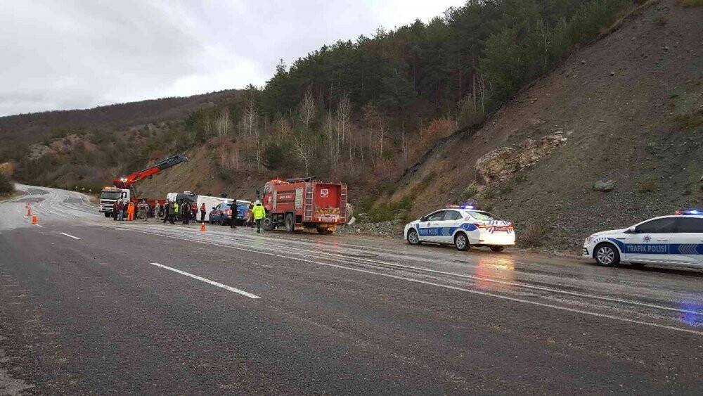 Erzincan’da yolcu otobüsü devrildi: 24 yaralı