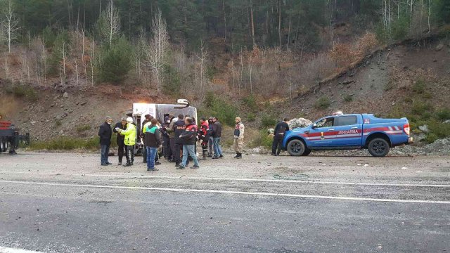 Erzincan’da yolcu otobüsü devrildi: 24 yaralı