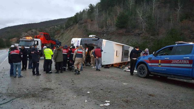 Erzincan’da yolcu otobüsü devrildi: 24 yaralı