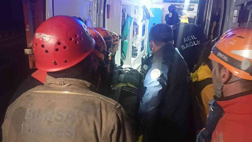 Dereye uçan araçta sıkışan kadını itfaiye ve AFAD ekipleri kurtardı
