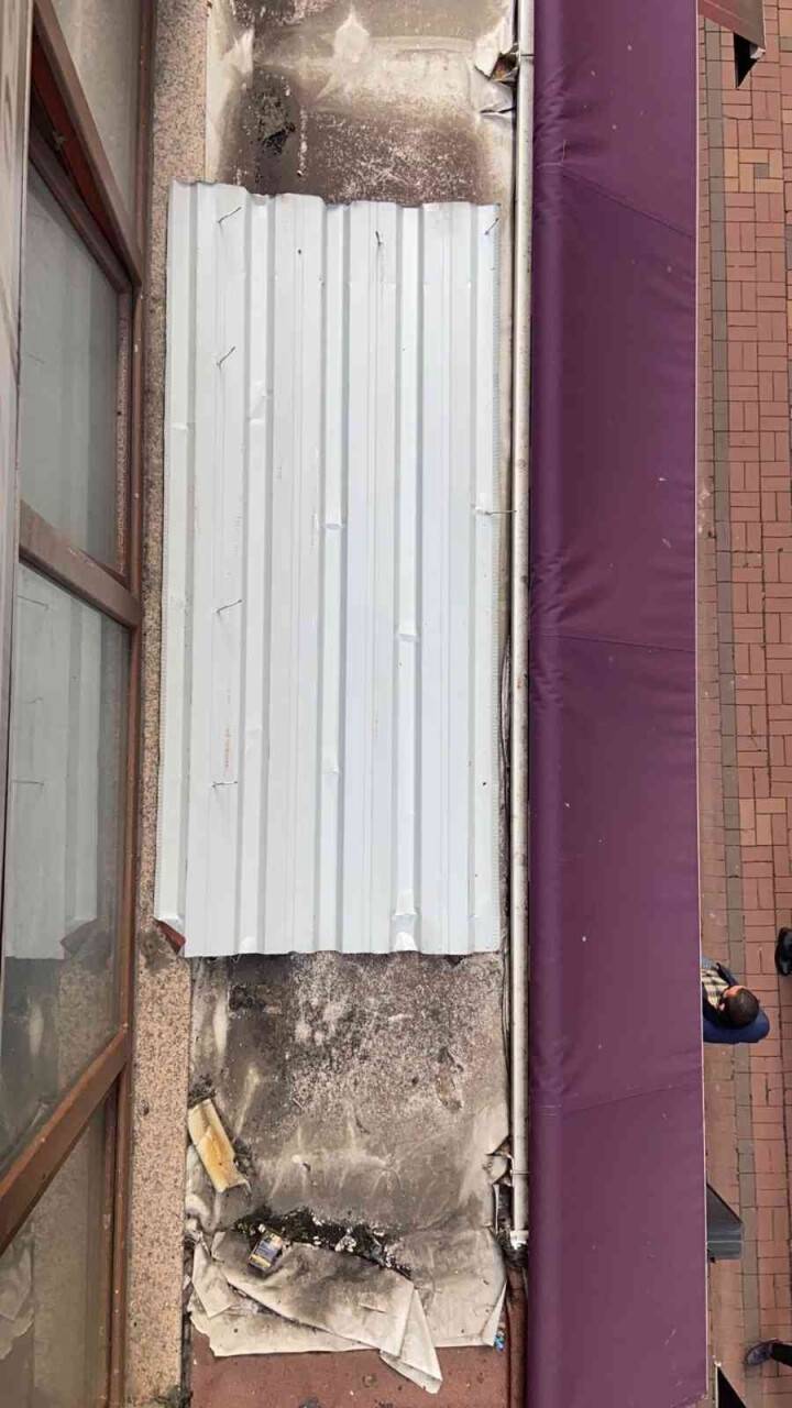 Facia kıl payı atlatıldı, çatıdaki sac parçası işyerlerinin üzerine düştü