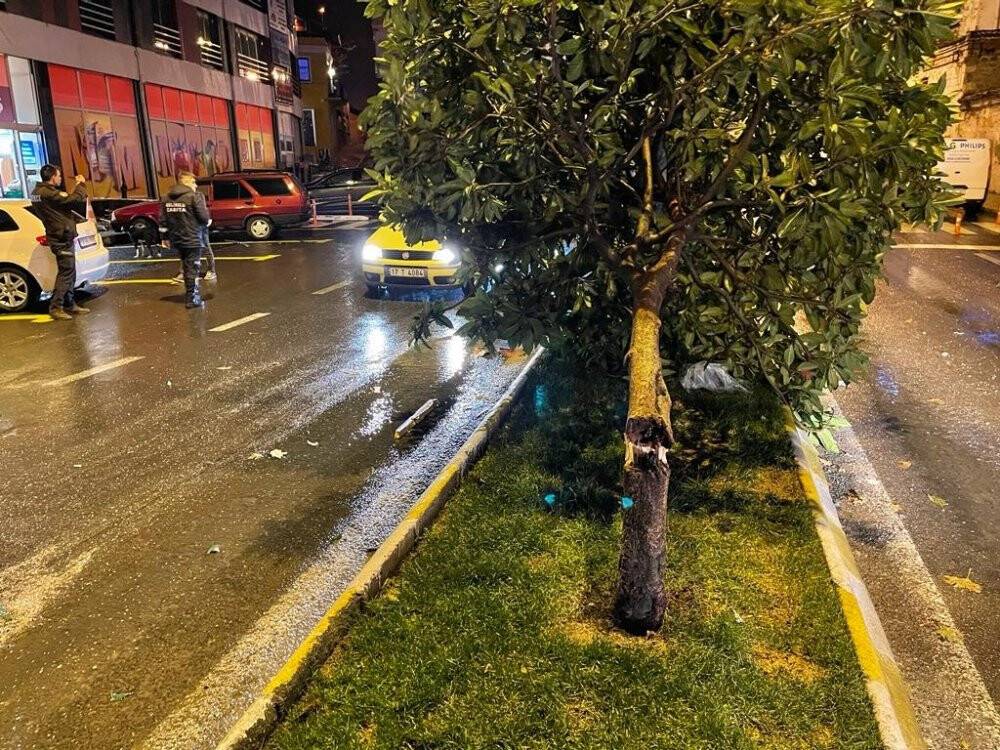 Gelibolu’da apartmanın çatısı uçtu