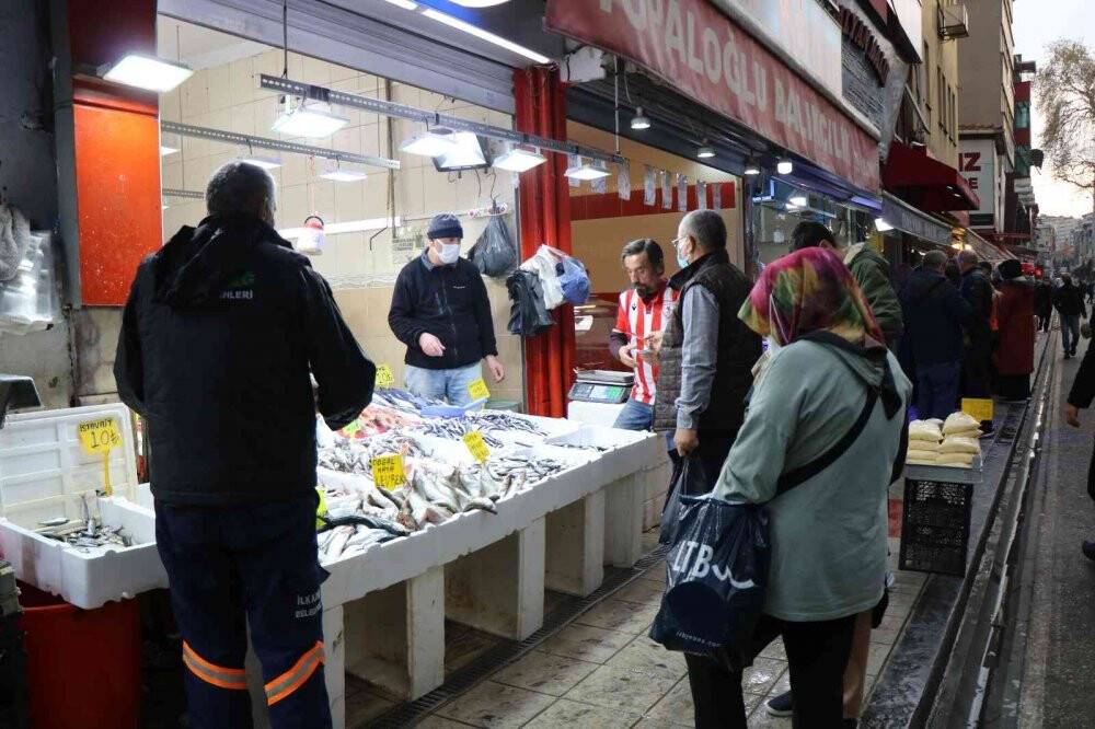 Hamsi fiyatlarının düşmesini bekleyenlere kötü haber:
