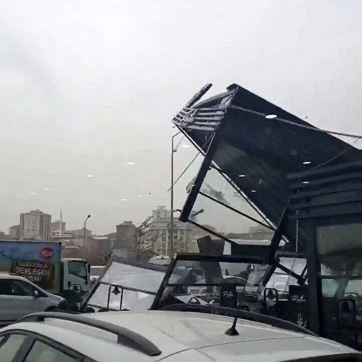 Lodos kafeyi böyle uçurdu