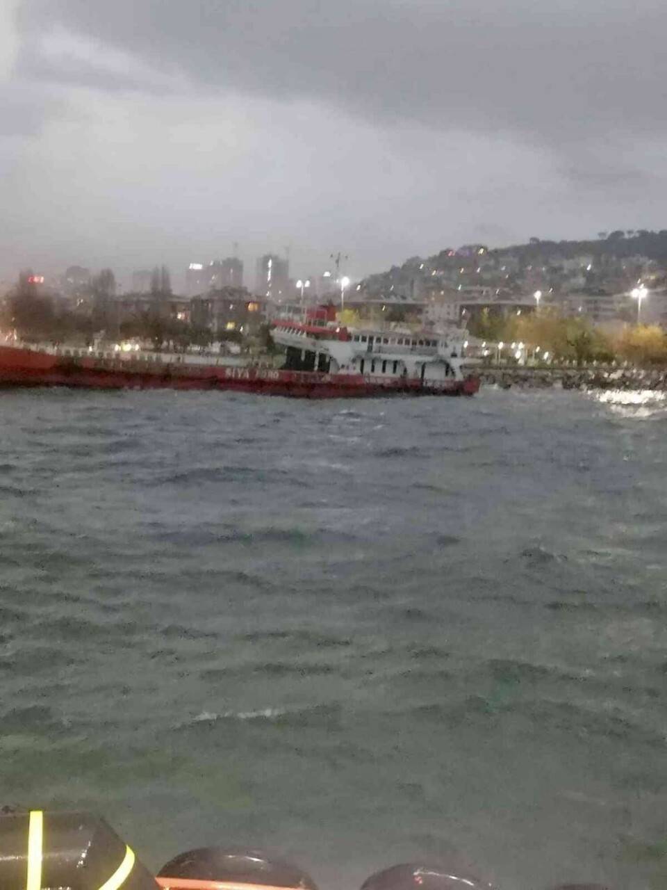 Maltepe’de lodos nedeniyle gemi karaya oturdu