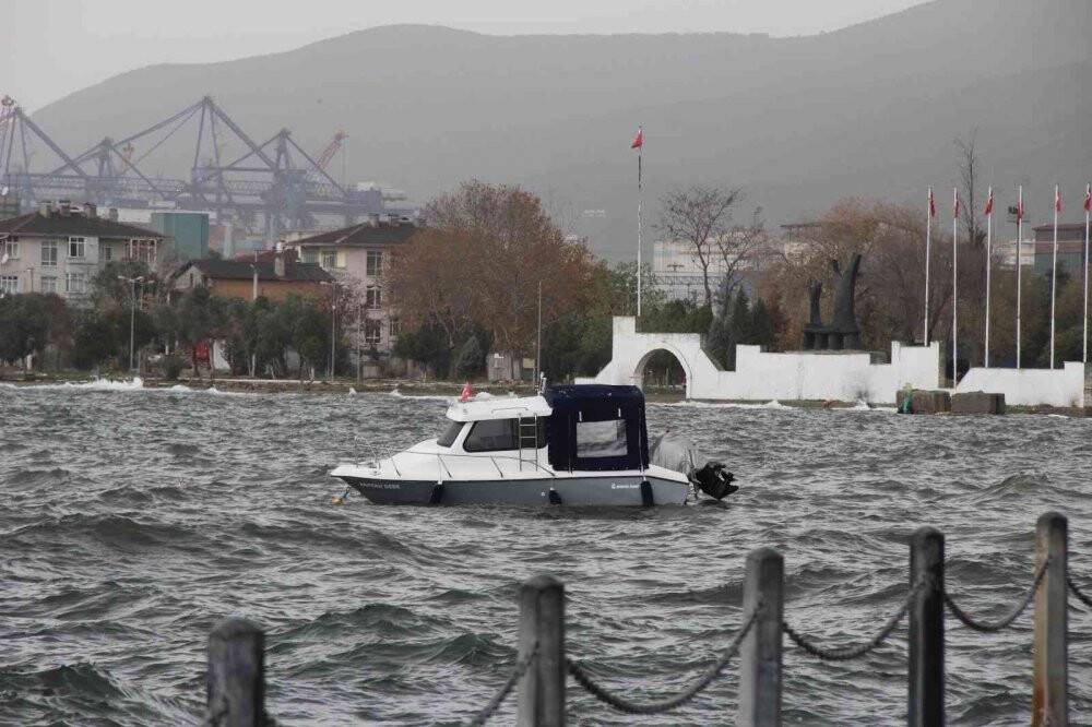Şiddetli rüzgar balıkçı teknelerini de vurdu, 7 tekne alabora oldu