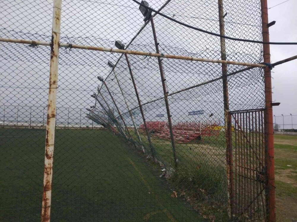Tekirdağ’da fırtına halı sahanın demir çitlerini yıktı