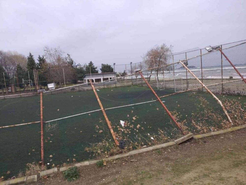 Tekirdağ’da fırtına halı sahanın demir çitlerini yıktı