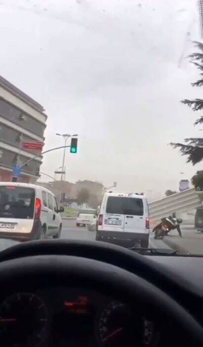 Yola uçan parça motorcunun başına geldi, o anlar kamerada