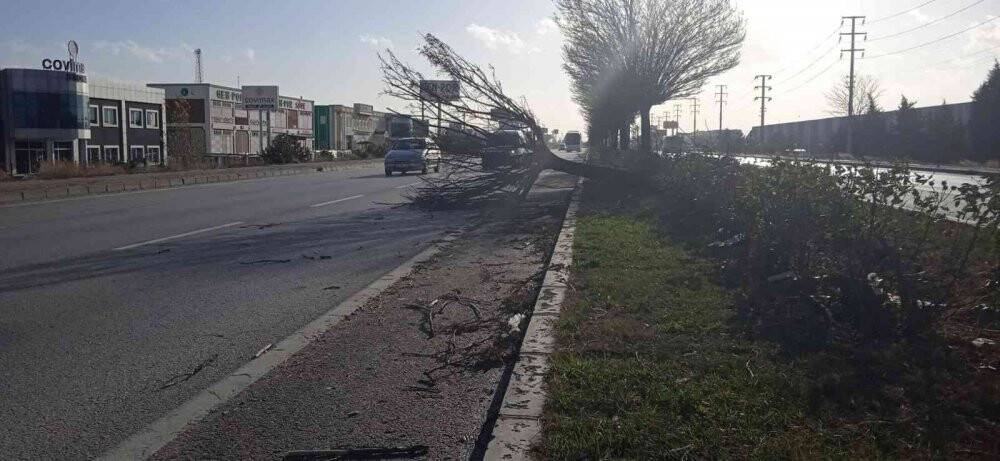 Afyonkarahisar-Konya yolunda fırtına etkşli oldu