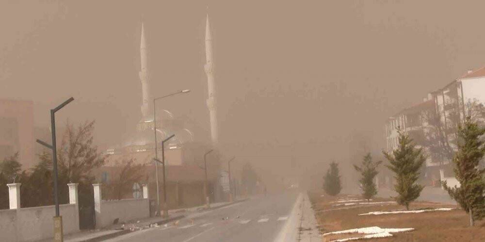 Aksaray’da fırtına hayatı olumsuz etkiliyor