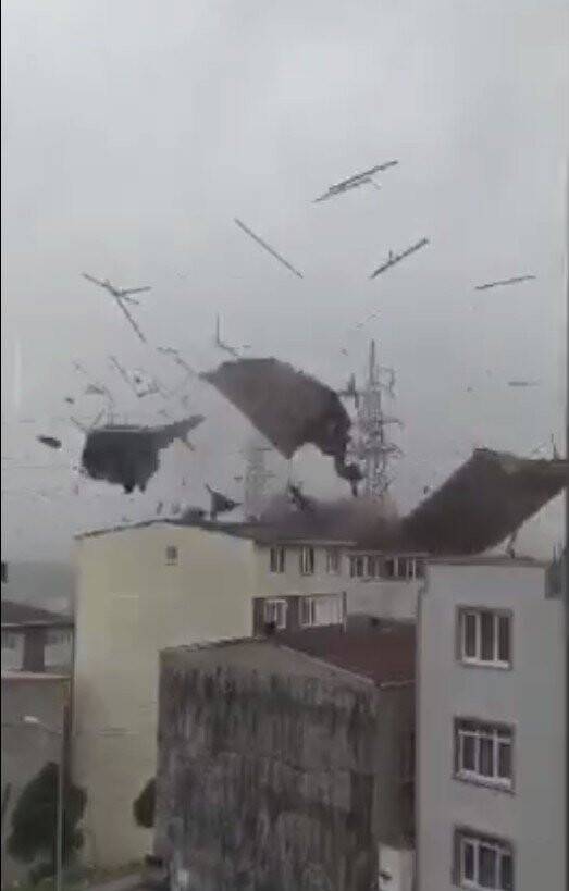 Avcılar’da bir kadın uçan çatıdan son anda kurtuldu