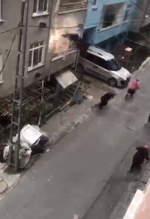Avcılar’da bir kadın uçan çatıdan son anda kurtuldu