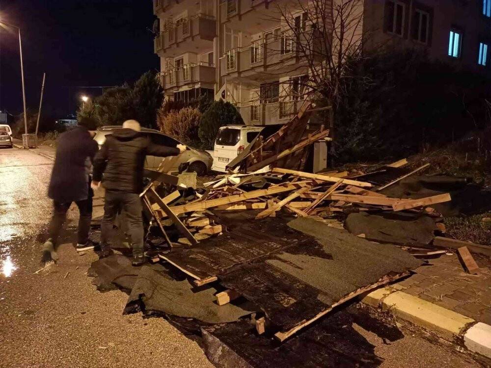 Balıkesir’de lodos yıktı, geçti