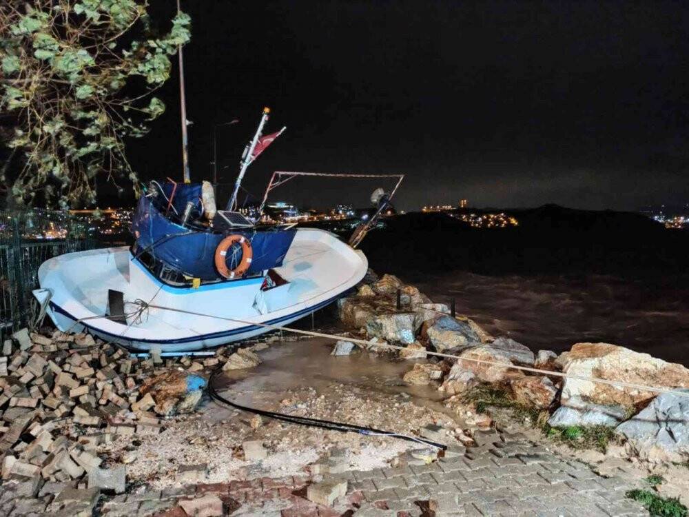 Bursa’da deniz taştı, tekneler sular altında kaldı