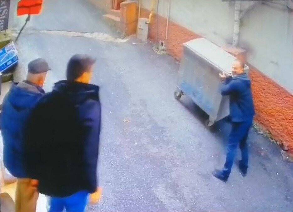 Esnaf çöp konteynerının önüne atlayarak faciayı önledi