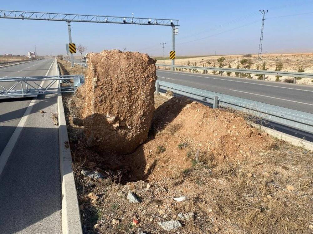 Karaman’da devrilen EDS levhası şehirlerarası yolu trafiğe kapattı