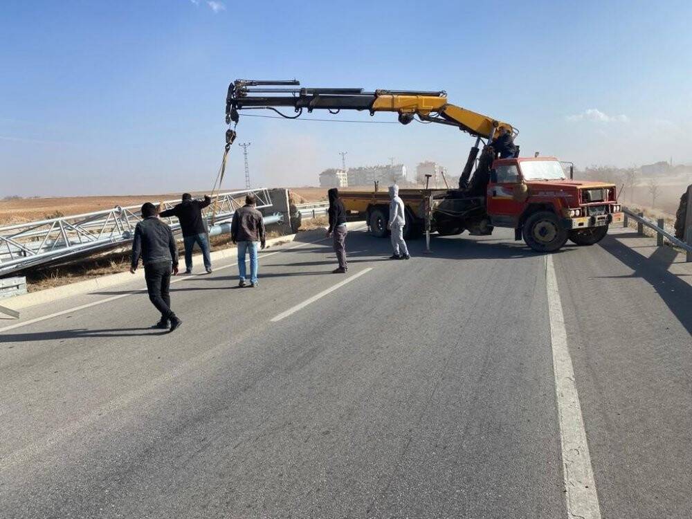Karaman’da devrilen EDS levhası şehirlerarası yolu trafiğe kapattı