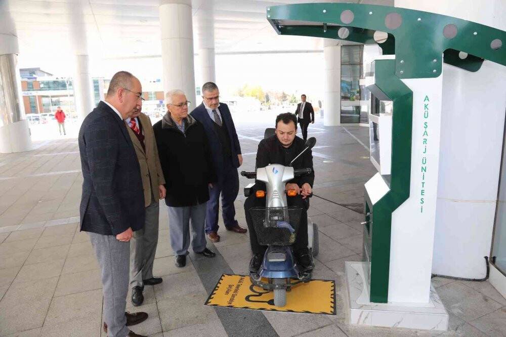 Meram’da engelliler için akü şarj istasyonları kuruldu