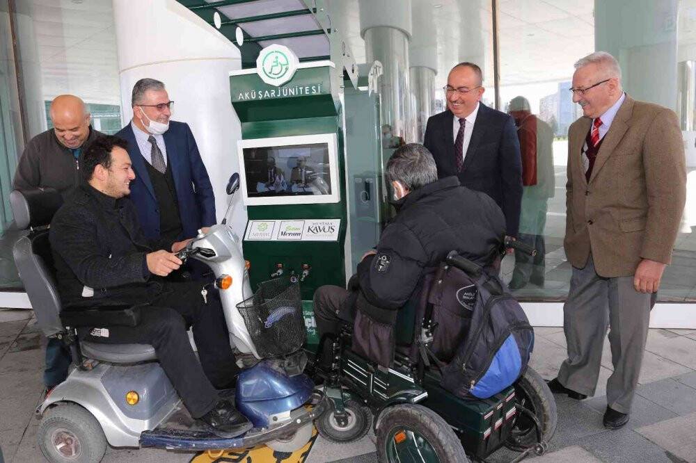 Meram’da engelliler için akü şarj istasyonları kuruldu