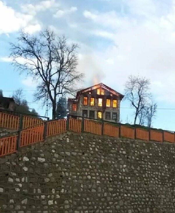Rize’de tarihi konak yangında kül oldu