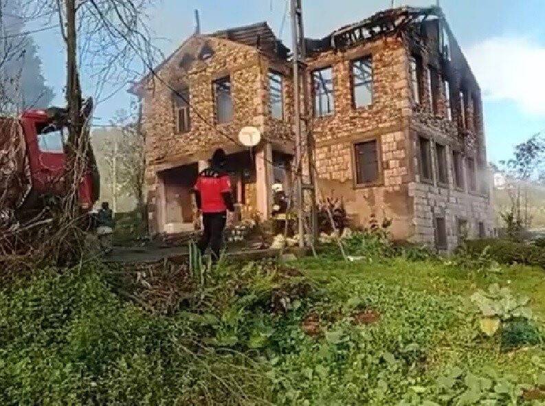 Rize’de tarihi konak yangında kül oldu