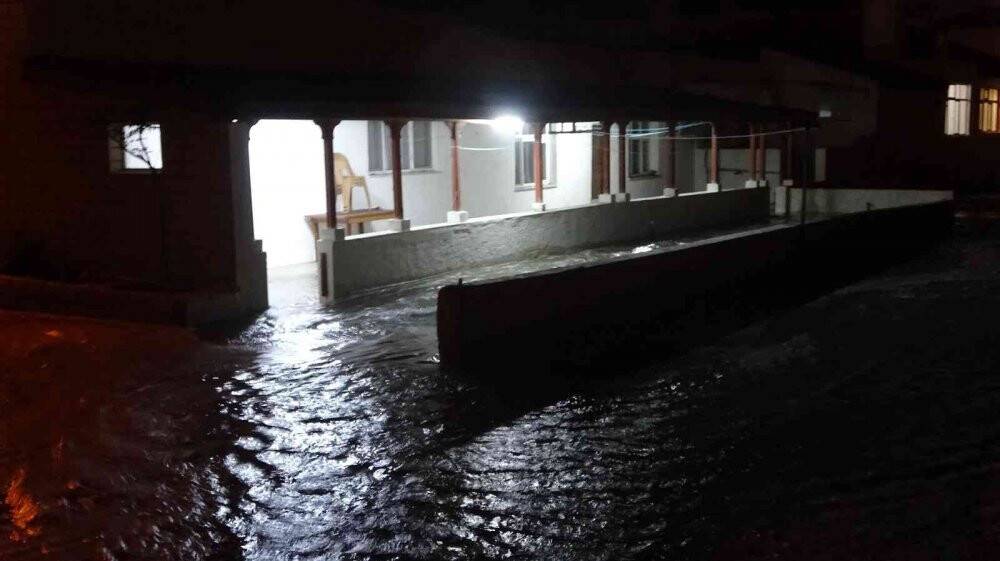Hatay’da fırtına nedeniyle deniz taştı