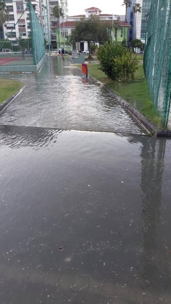 İskenderun’da deniz taştı