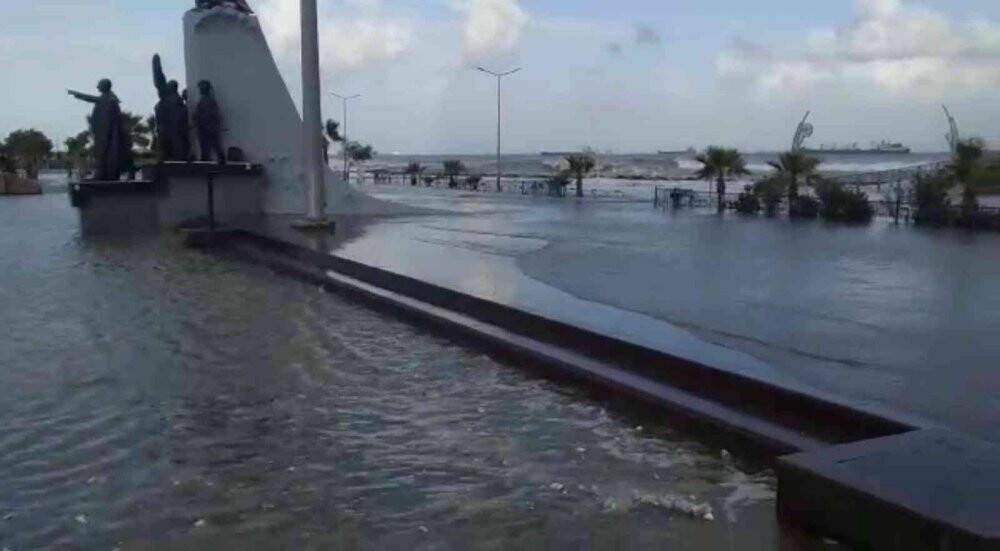 İskenderun’da deniz taştı