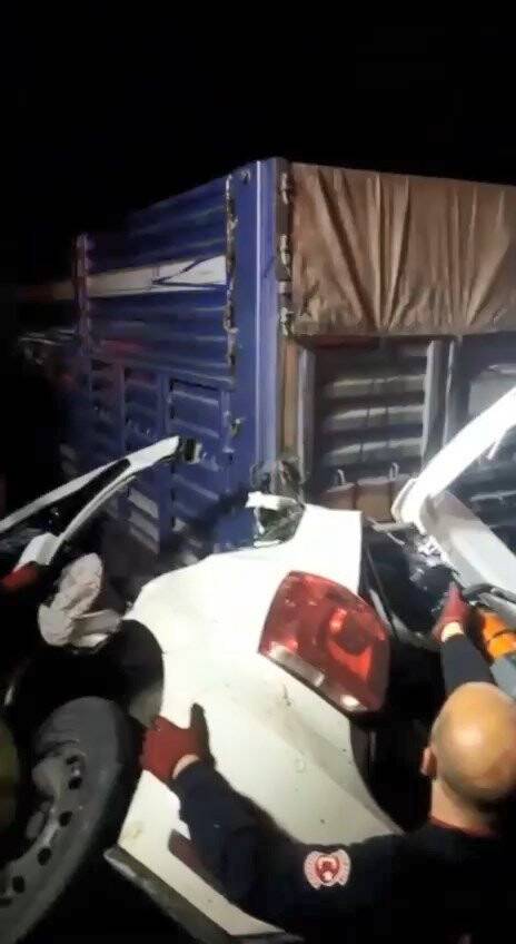 Tırın altına giren otomobil kağıt gibi ezildi: 3 ölü