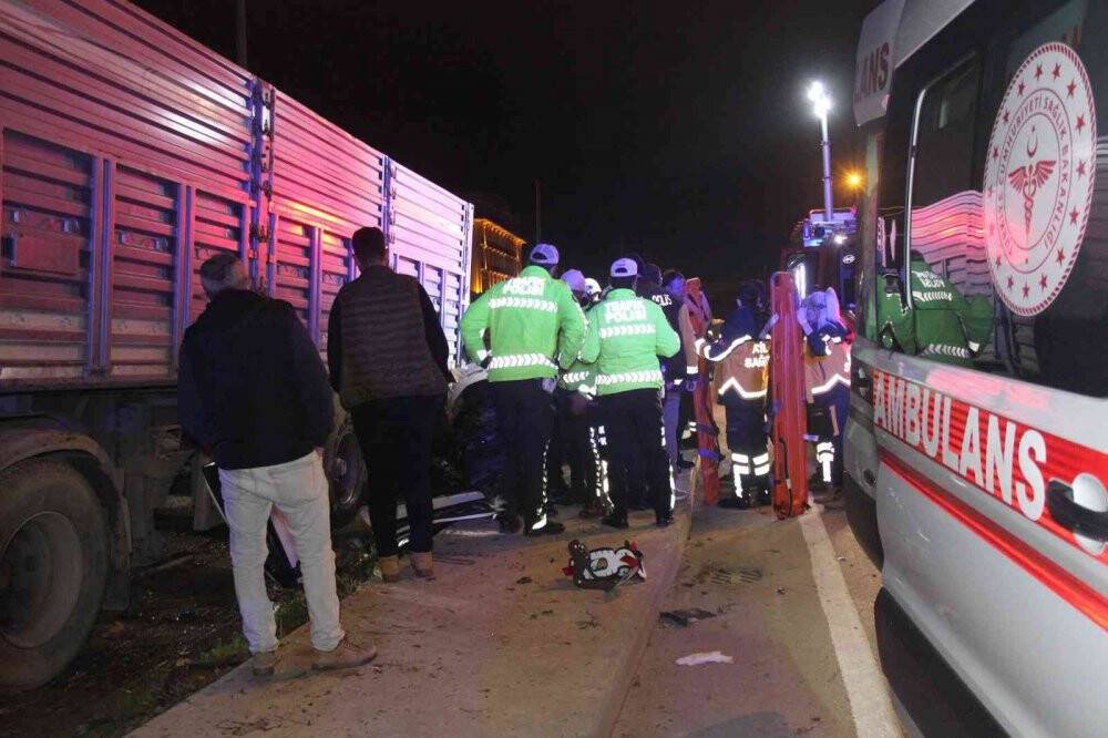Tırın altına giren otomobil kağıt gibi ezildi: 3 ölü