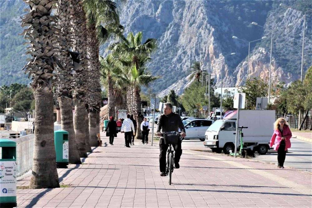 Türkiye güne kar yağışı ile uyanırken Antalya’da turistler denize koştu