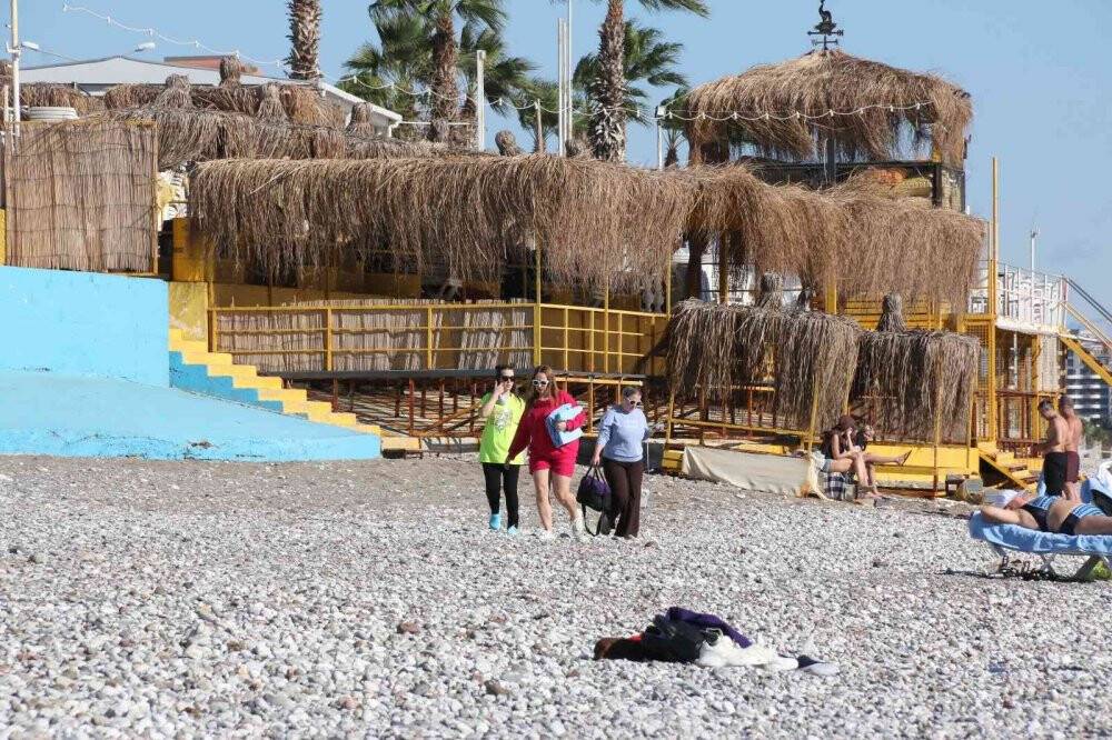 Türkiye güne kar yağışı ile uyanırken Antalya’da turistler denize koştu