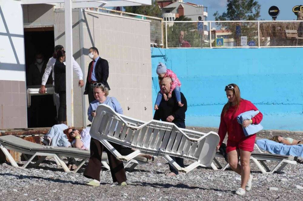 Türkiye güne kar yağışı ile uyanırken Antalya’da turistler denize koştu