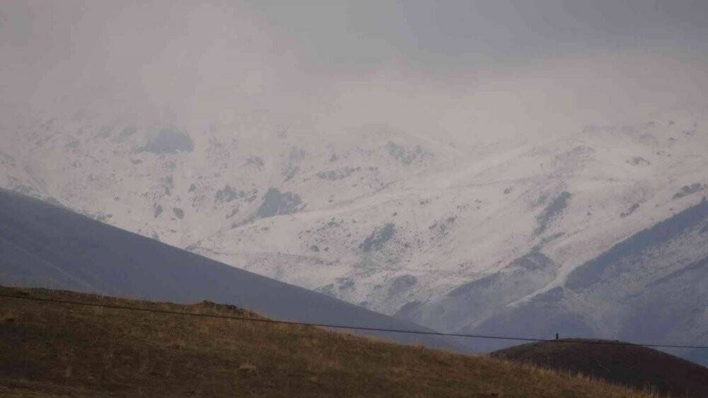 Yüksekova’ya kış mevsiminin ilk karı yağdı