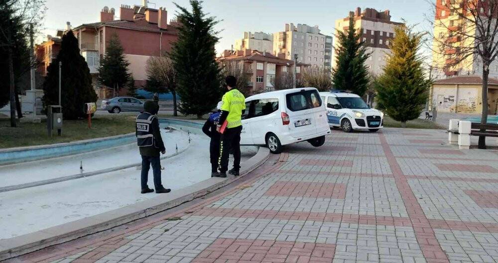 Alkollü sürücü aracıyla sokak zannedip parka girdi