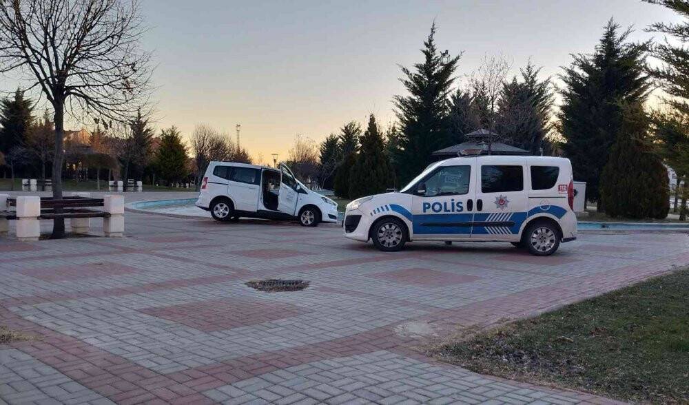 Alkollü sürücü aracıyla sokak zannedip parka girdi