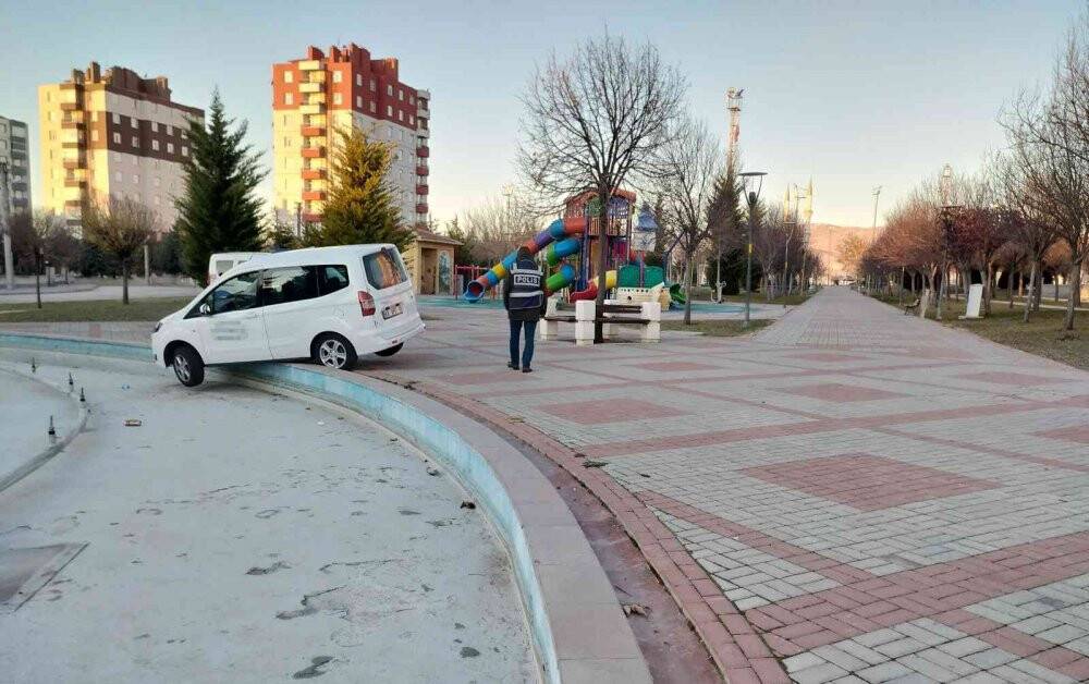 Alkollü sürücü aracıyla sokak zannedip parka girdi