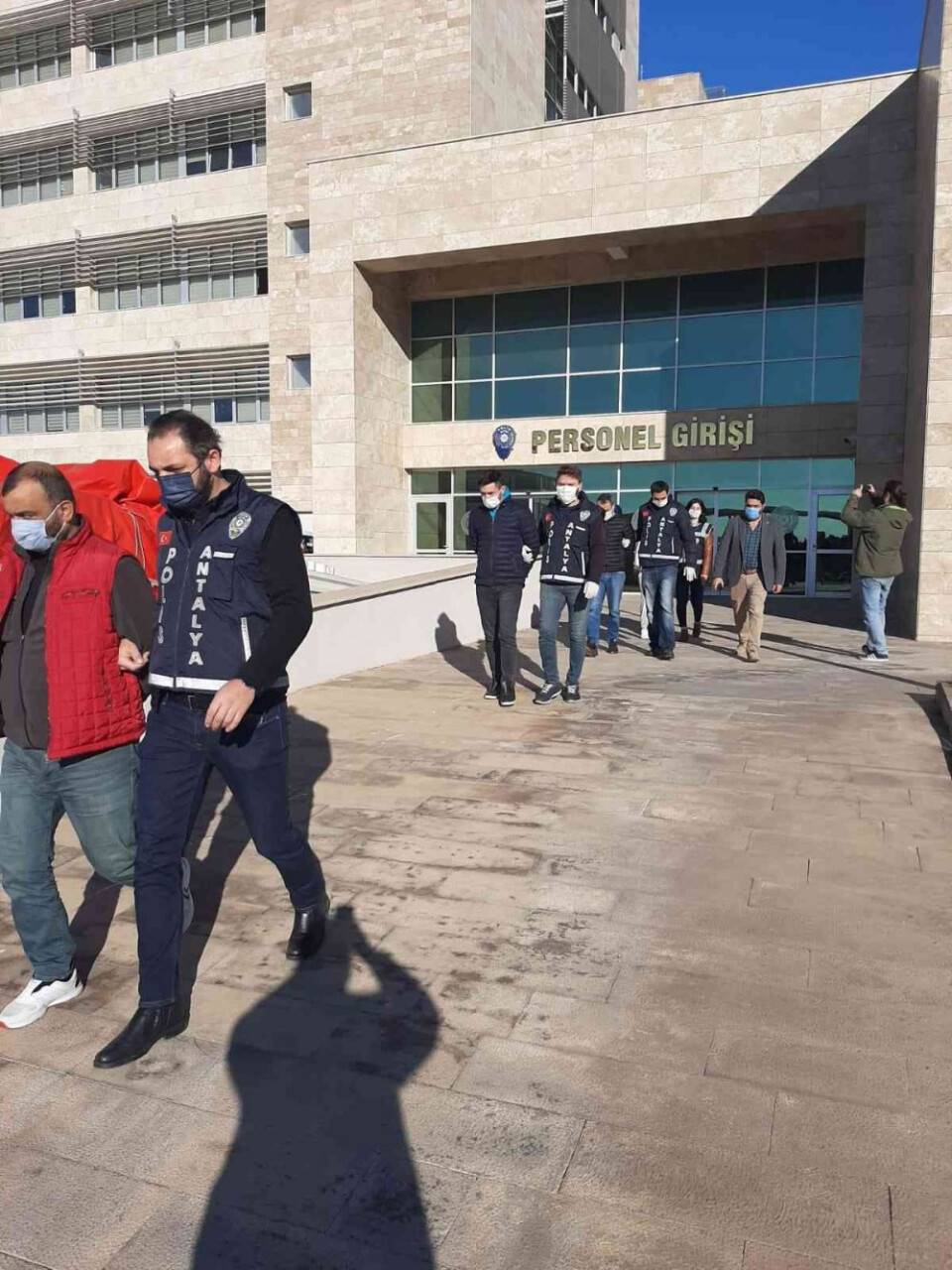 İnternet siteleri üzerinden 51 kişiyi 257 bin TL dolandırdılar