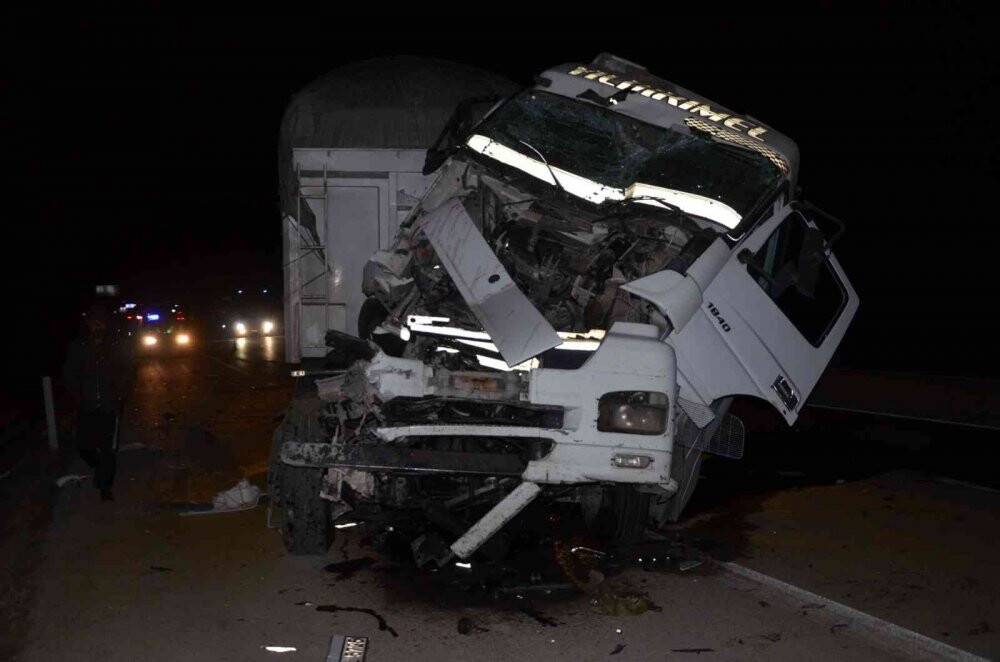 Konya’da tır ile kamyon çarpıştı, sürücü yaralandı