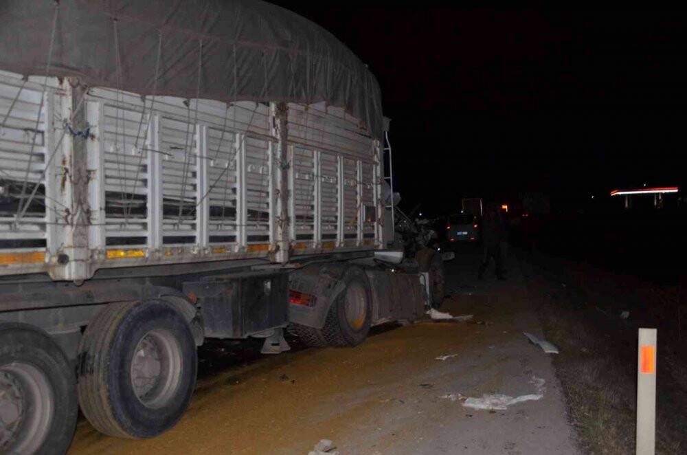 Konya’da tır ile kamyon çarpıştı, sürücü yaralandı