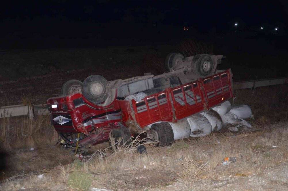 Konya’da tır ile kamyon çarpıştı, sürücü yaralandı