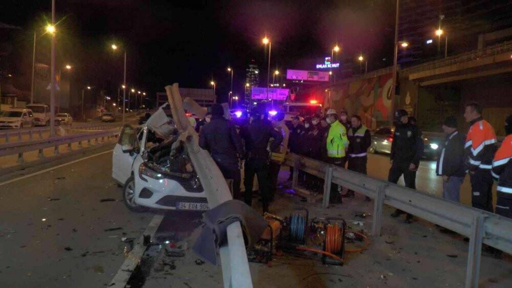 Otomobil ok gibi bariyerlere saplandı: 1 ölü